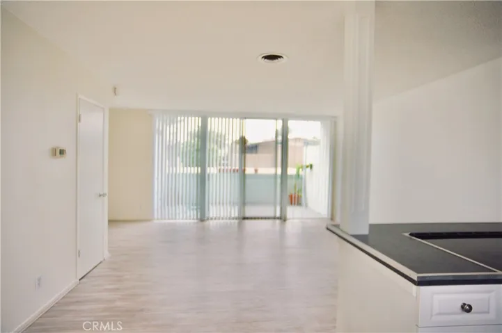 SPACIOUS LIVINGROOM