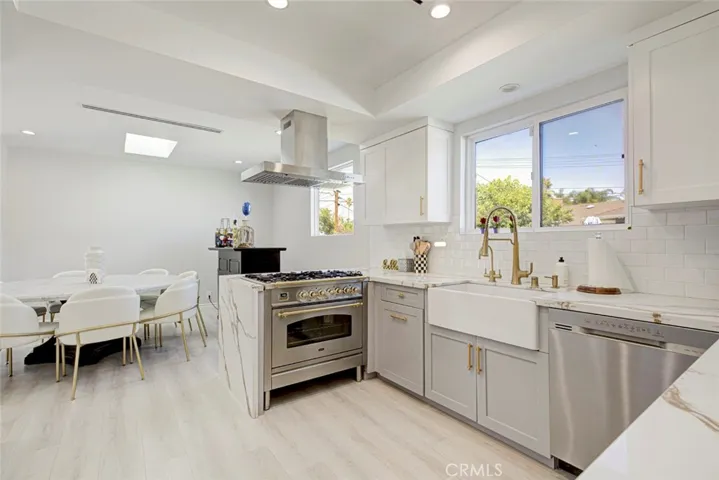 8352 Capps, Northridge, California 91324