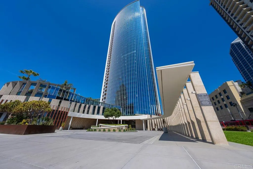 888 W E St