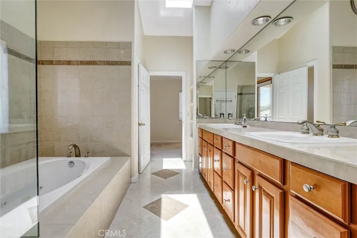 Large Full Bathroom Between Bedrooms. Double Sinks and Separate Shower and Tub
