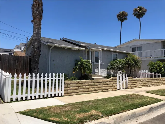 1011 Florida Street, Huntington Beach, California 92648