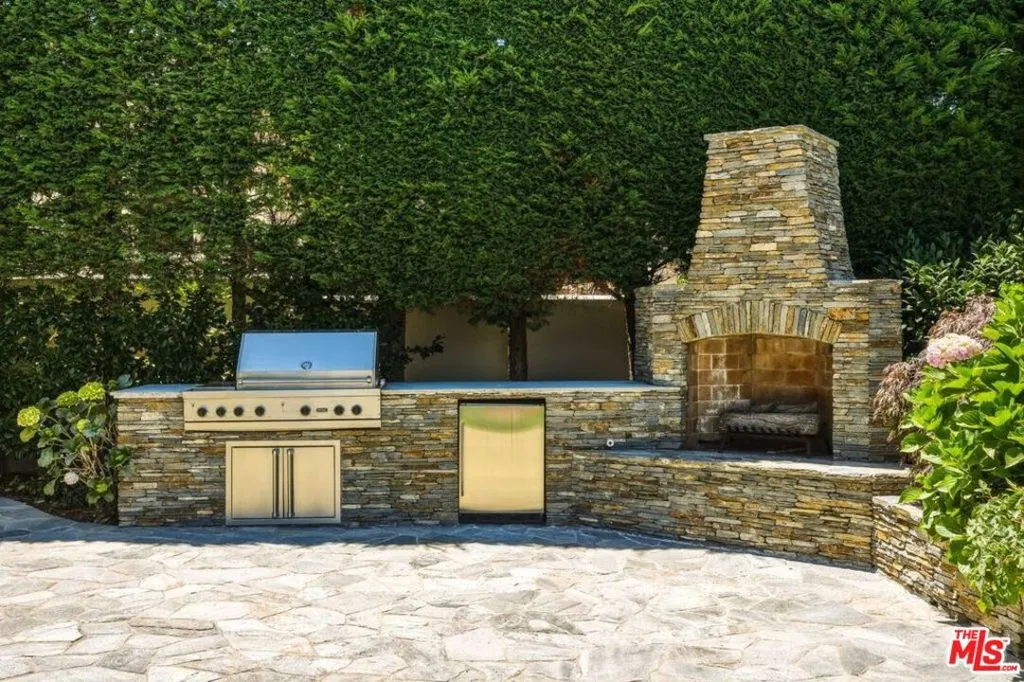 Outdoor Kitchen