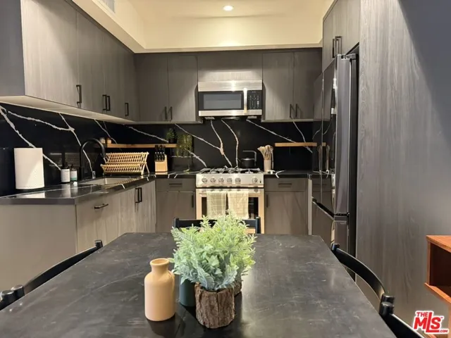 1110 S Spaulding Avenue 204, Los Angeles, California 90019