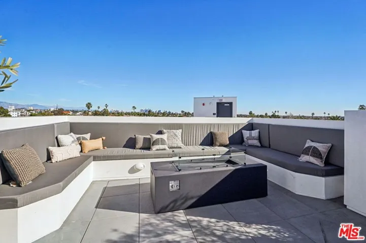 1110 S Spaulding Avenue 204, Los Angeles, California 90019