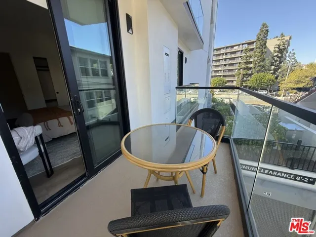 1110 S Spaulding Avenue 204, Los Angeles, California 90019