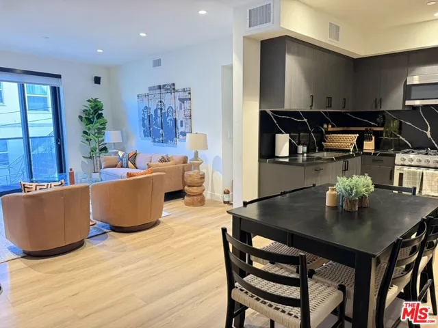 1110 S Spaulding Avenue 204, Los Angeles, California 90019
