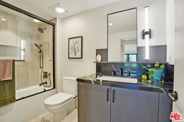 1110 S Spaulding Avenue 204, Los Angeles, California 90019