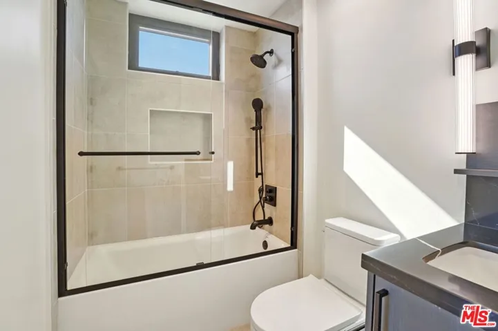 1110 S Spaulding Avenue 204, Los Angeles, California 90019