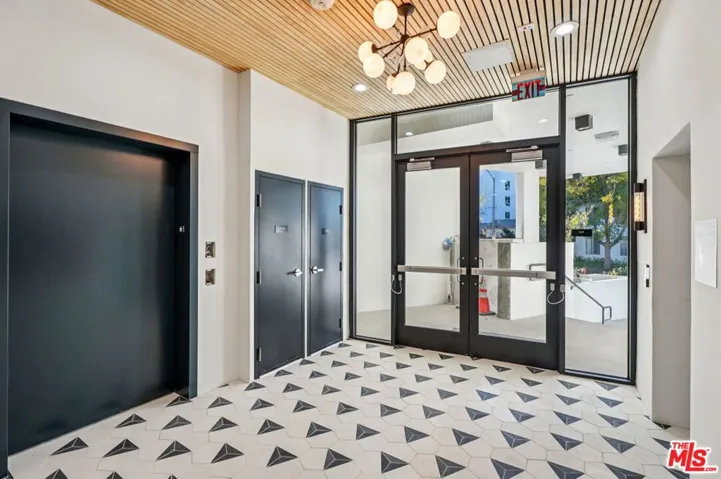 1110 S Spaulding Avenue 204, Los Angeles, California 90019