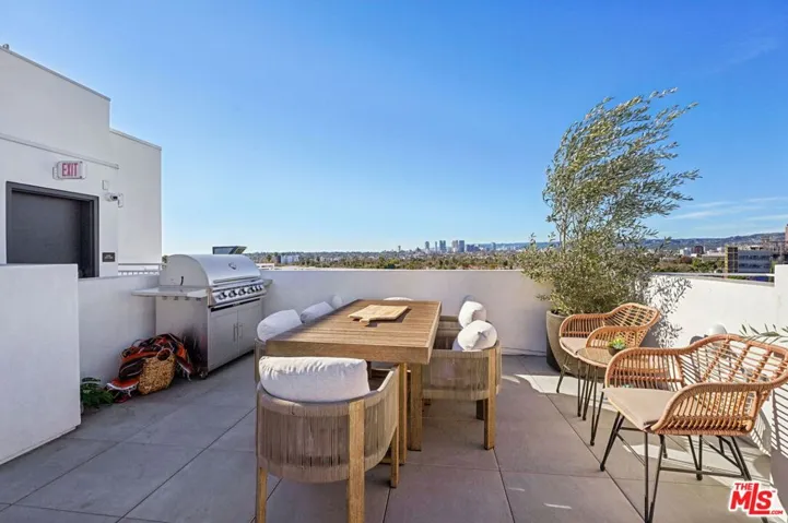 1110 S Spaulding Avenue 204, Los Angeles, California 90019
