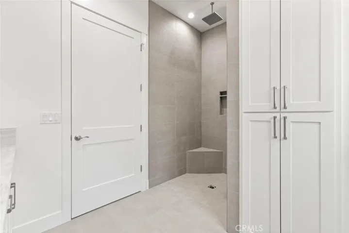 Walk-in Tile Master Shower w/Rain H ead