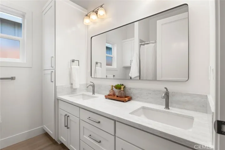 Hall Bathroom Between Bedrooms