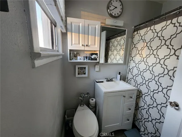 up graded bathroom with tub/shower combo.