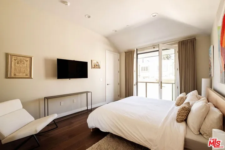 612 Lincoln Boulevard 3, Santa Monica, California 90402
