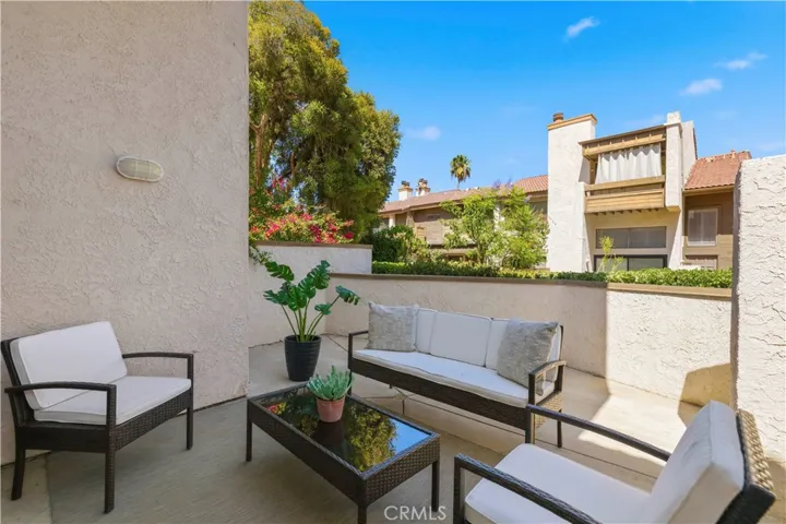 5800 Owensmouth Avenue 14, Woodland Hills, California 91367