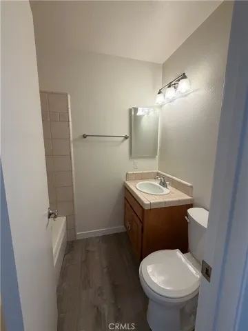 upstairs hallway bathroom with bathtub