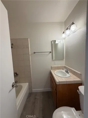 upstairs hallway bathroom with bathtub