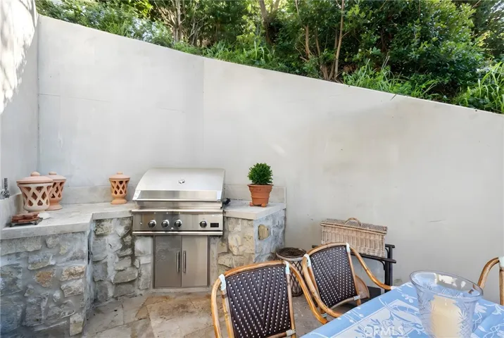 2100 Crestview Drive, Laguna Beach, California 92651
