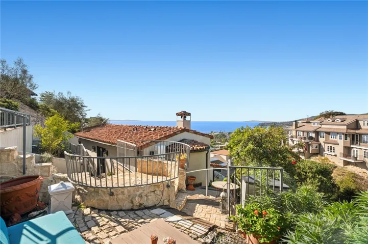  From here, enjoy direct access to a terraced yard featuring a fireplace—an ideal space to unwind while taking in the coastal scenery.