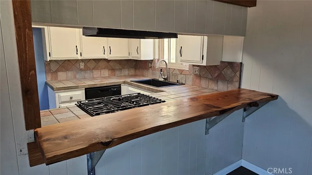 Kitchen with eat at bar