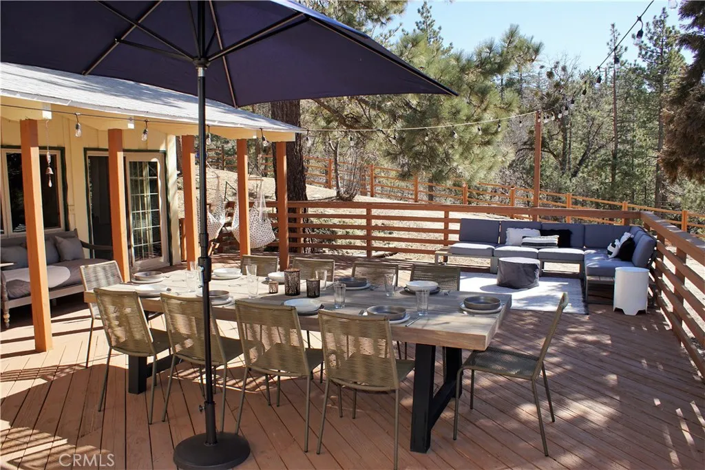 Front deck perfect for entertaining.