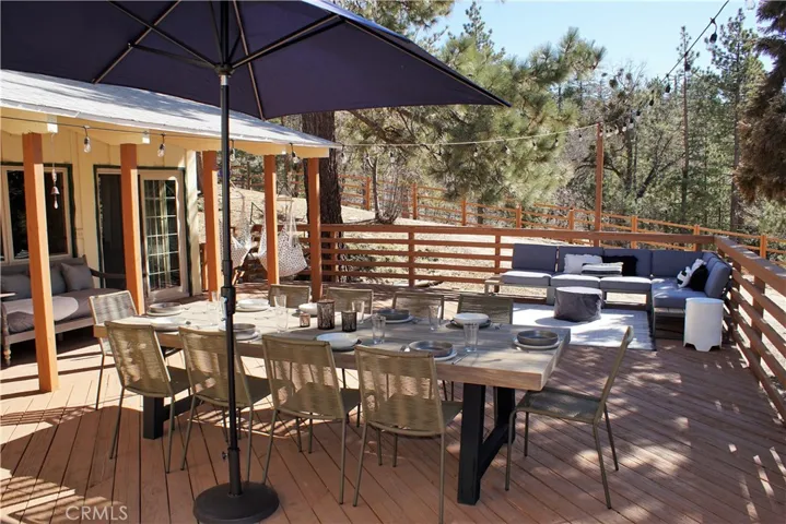 Front deck perfect for entertaining.
