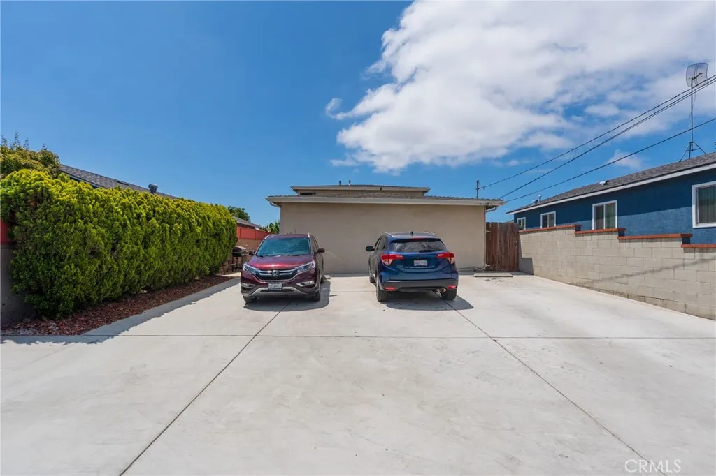 851 W Crestwood