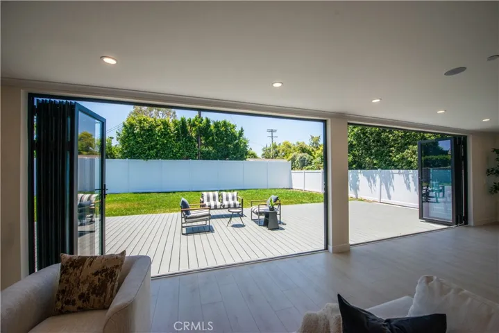 16158 Magnolia, Encino, California 91436