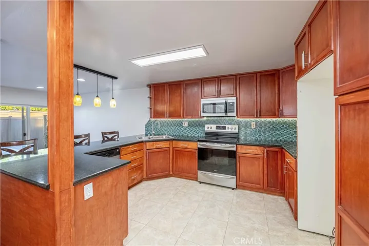 10055 Larwin 3, Chatsworth, California 91311