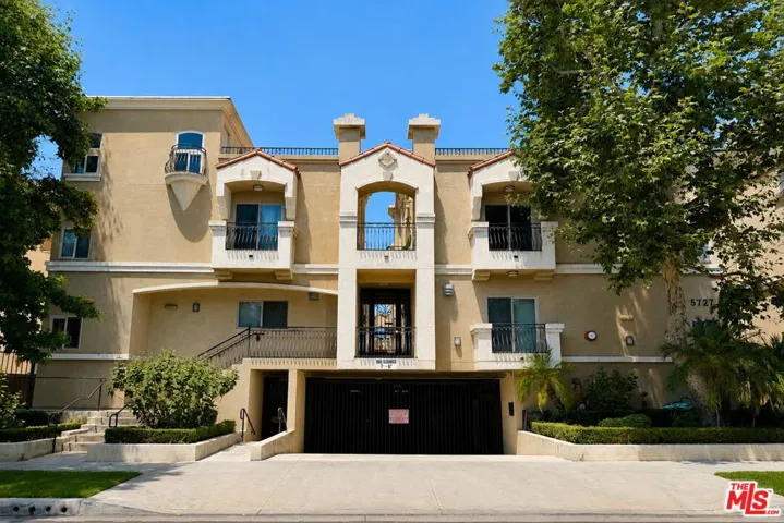 Townhouse with oversized priva