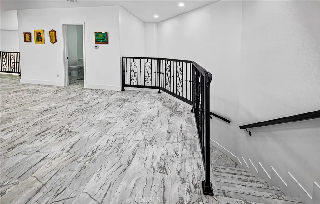 upstairs loft and has 6th bath room