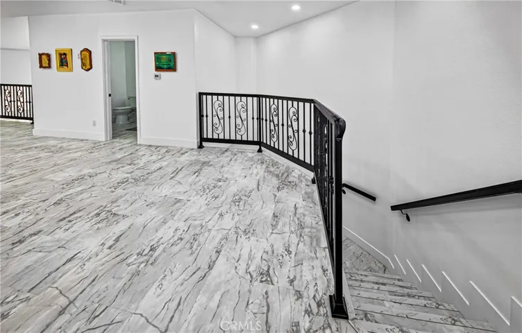 upstairs loft and has 6th bath room