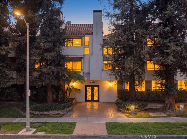 10926 Bluffside Drive 35, Studio City, California 91604
