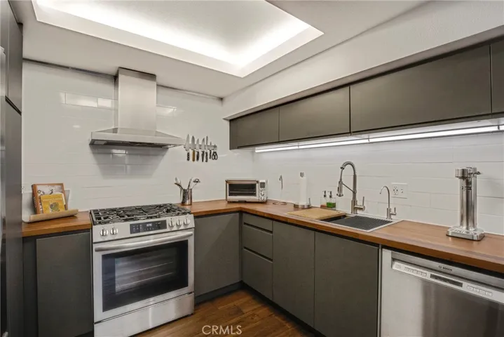 10926 Bluffside Drive 35, Studio City, California 91604