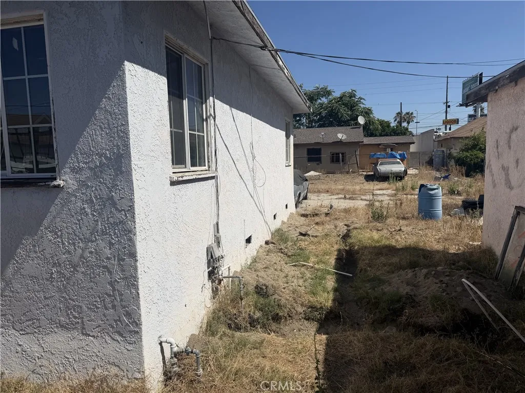 Space between garage and home