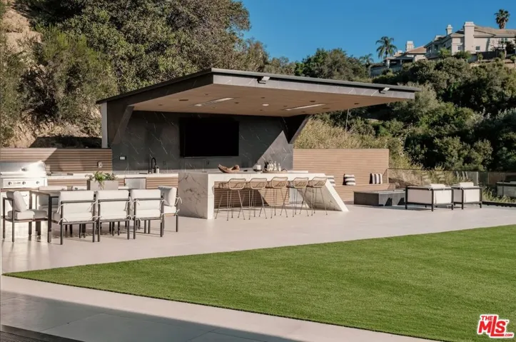19378 Lemmer Drive, Tarzana, California 91356