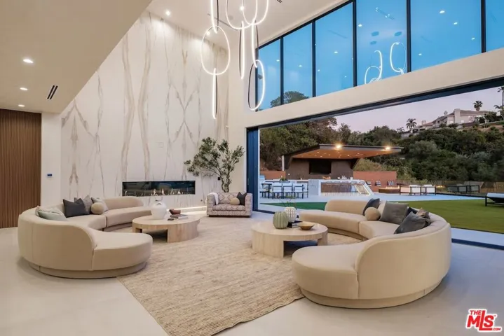 19378 Lemmer Drive, Tarzana, California 91356