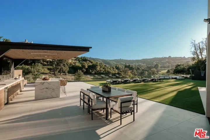 19378 Lemmer Drive, Tarzana, California 91356