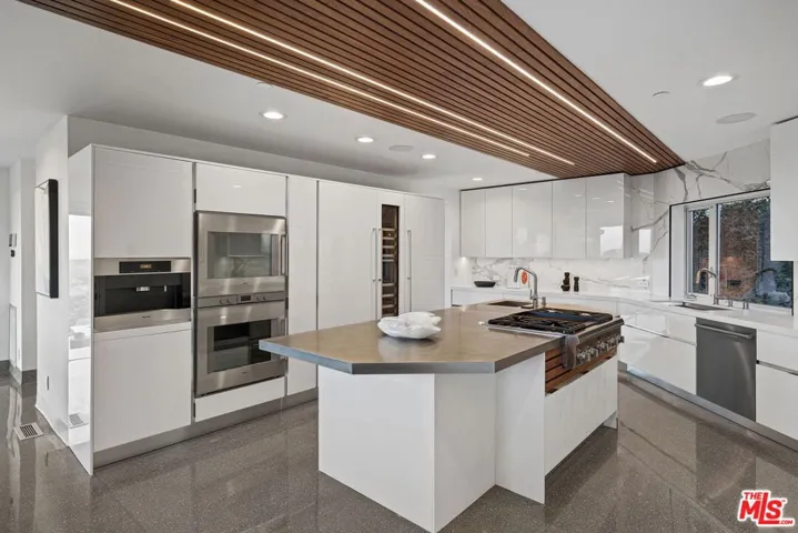 1500 Viewsite Terrace, Los Angeles, California 90069