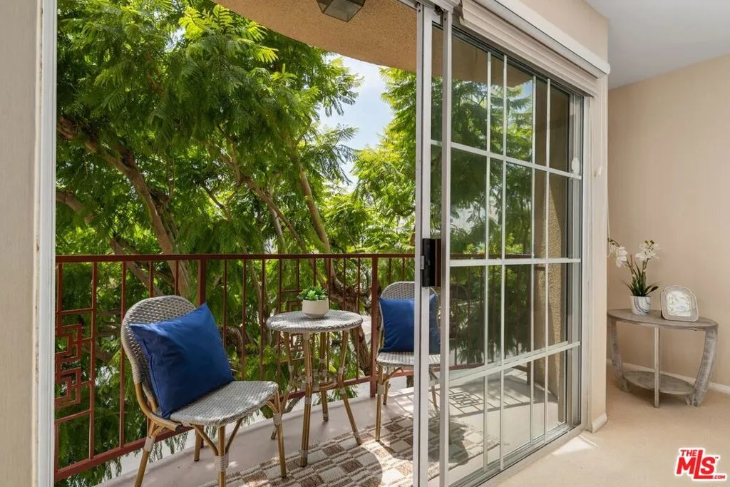 Charming balcony off living ro