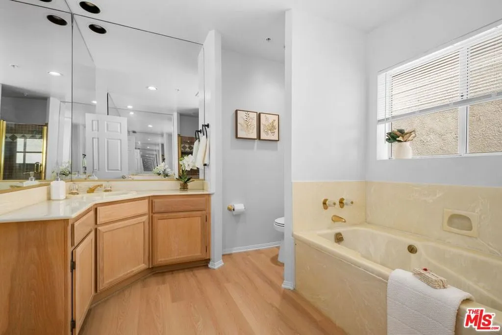 Primary bath w/ shower + tub