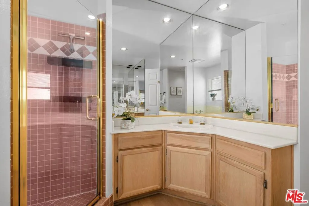 Primary bath w/ shower + tub