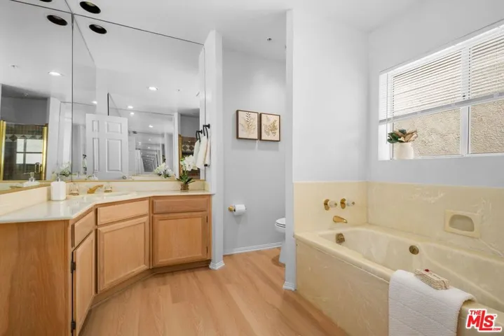 Primary bath w/ shower + tub