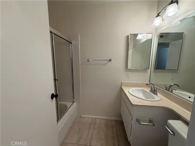 upstairs hallway bathroom
