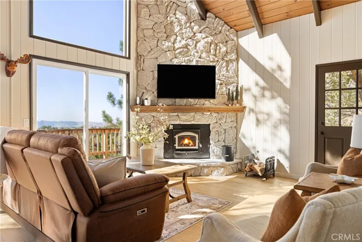 1403 Yosemite, Lake Arrowhead, California 92352