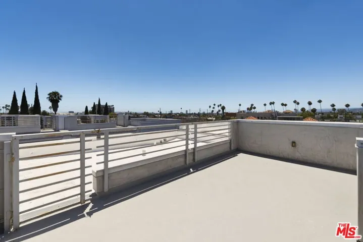 6021 W Beachwood Lane, Los Angeles, California 90038