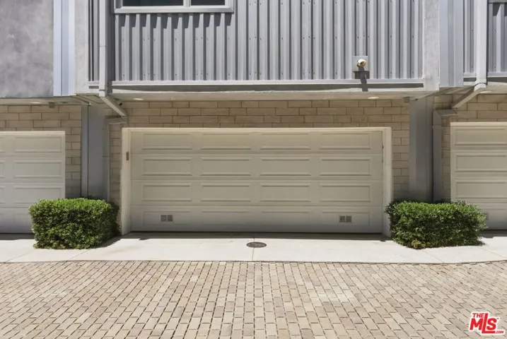 6021 W Beachwood Lane, Los Angeles, California 90038