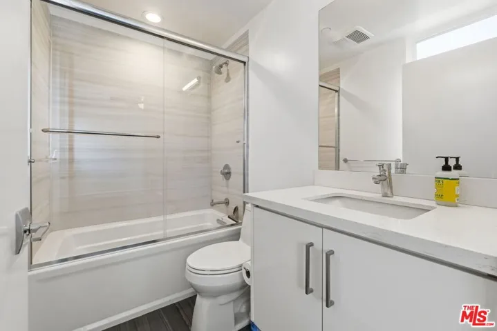 6021 W Beachwood Lane, Los Angeles, California 90038
