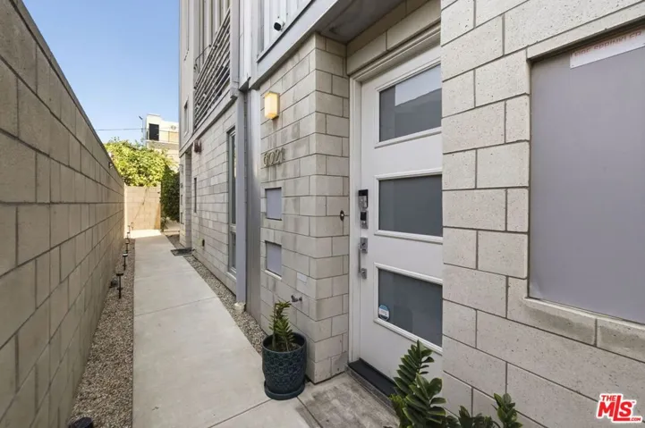 6021 W Beachwood Lane, Los Angeles, California 90038