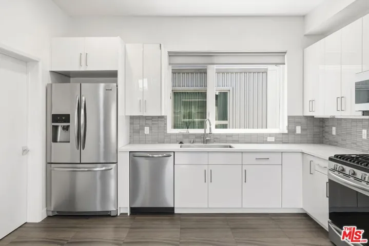 6021 W Beachwood Lane, Los Angeles, California 90038